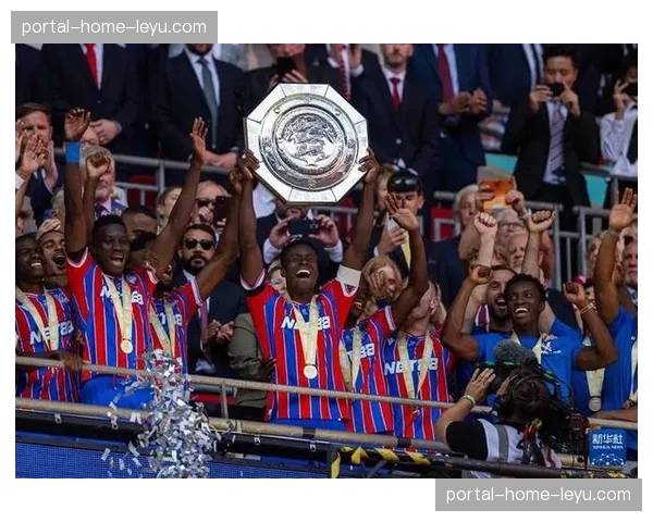 通讯:一座奖杯的巡游——跟随社区盾奖杯走访曼彻斯特基层俱乐部 通讯:一座奖杯的巡游——跟随社区盾奖杯走访曼彻斯特基层俱乐部