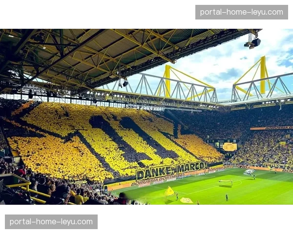 花絮：看台上出现巨型Tifo，致敬即将退役的马竞传奇科克